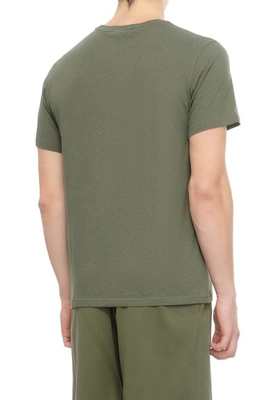T-shirt à manches courtes olivâtre en coton doux, avec un col rond et une coupe simple et classique. Texture lisse et design sans coutures à l'arrière.