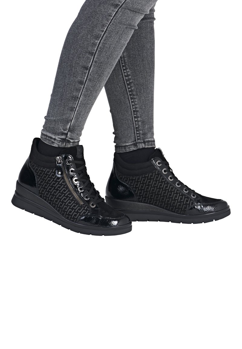 Baskets montantes noires avec un motif texturé, des sections brillantes et une semelle en caoutchouc. Comprend un design à lacets et un détail de fermeture éclair sur le côté.