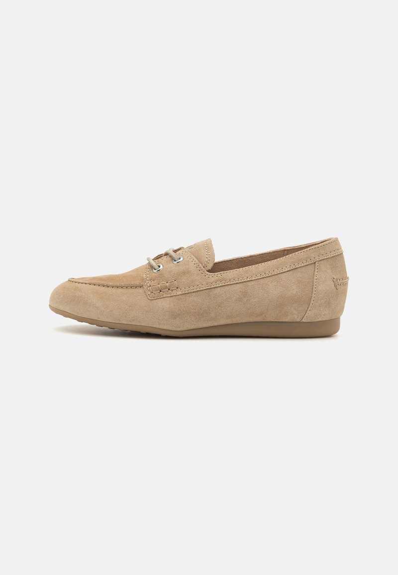 Mocassino in suede beige con punta arrotondata, dettagli cuciti, due occhielli con lacci e suola in gomma flessibile.