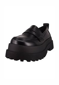 Mocassino in pelle nera con suola piattaforma spessa e rialzata, caratterizzato da due cinturini decorativi sulla parte anteriore e suola in gomma testurizzata per un miglior grip.