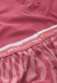 Rosa Baumwollkleid mit V-Ausschnitt, gerafftem Rock mit einem dezenten Tierdruck und einem dekorativen Taillenband mit der Aufschrift "NEXT Loves NEXT".