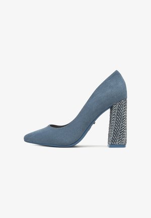 Niebieski zamszowy szpilka z ostrym noskiem i charakterystycznym plecionym, teksturowanym słupkiem. Widok z boku, gładka cholewka i kontrastowa podeszwa.