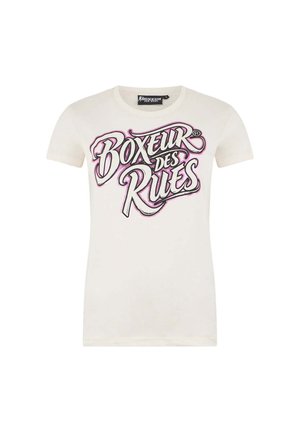 Weißes T-Shirt mit kurzen Ärmeln und großem pink-schwarzem "Boxeur des Rues" Schriftzug auf der Vorderseite in dekorativem Schriftstil.