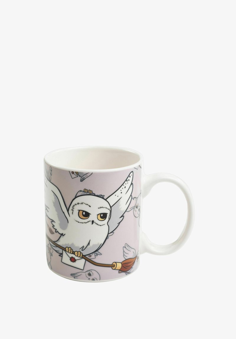 Keramiktasse mit einer Cartoon-Eule, die mit ausgestreckten Flügeln einen Brief hält, auf einem pinken Hintergrund mit zusätzlichen Eulenillustrationen.