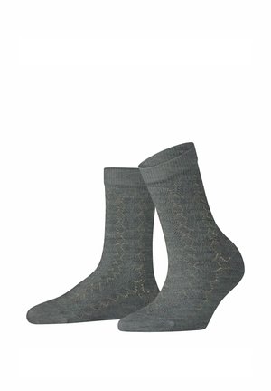 Paire de chaussettes tricotées grises mi-mollet avec un motif subtil en dentelle, présentées sur un fond blanc.