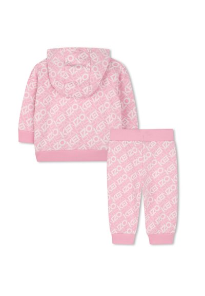 Roze hoodie en bijpassende broekset, met een herhaald wit logopatroon. Zacht materiaal, geribde boorden en tailleband.