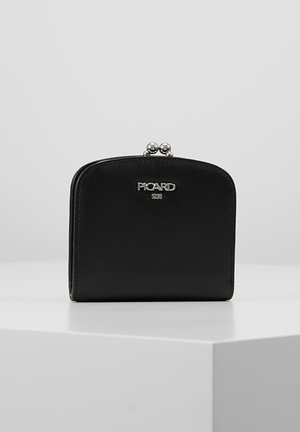 Portafoglio in pelle nera con chiusura argentata e logo "PICARD 1928" impresso sul davanti, posato su una superficie bianca su sfondo grigio.