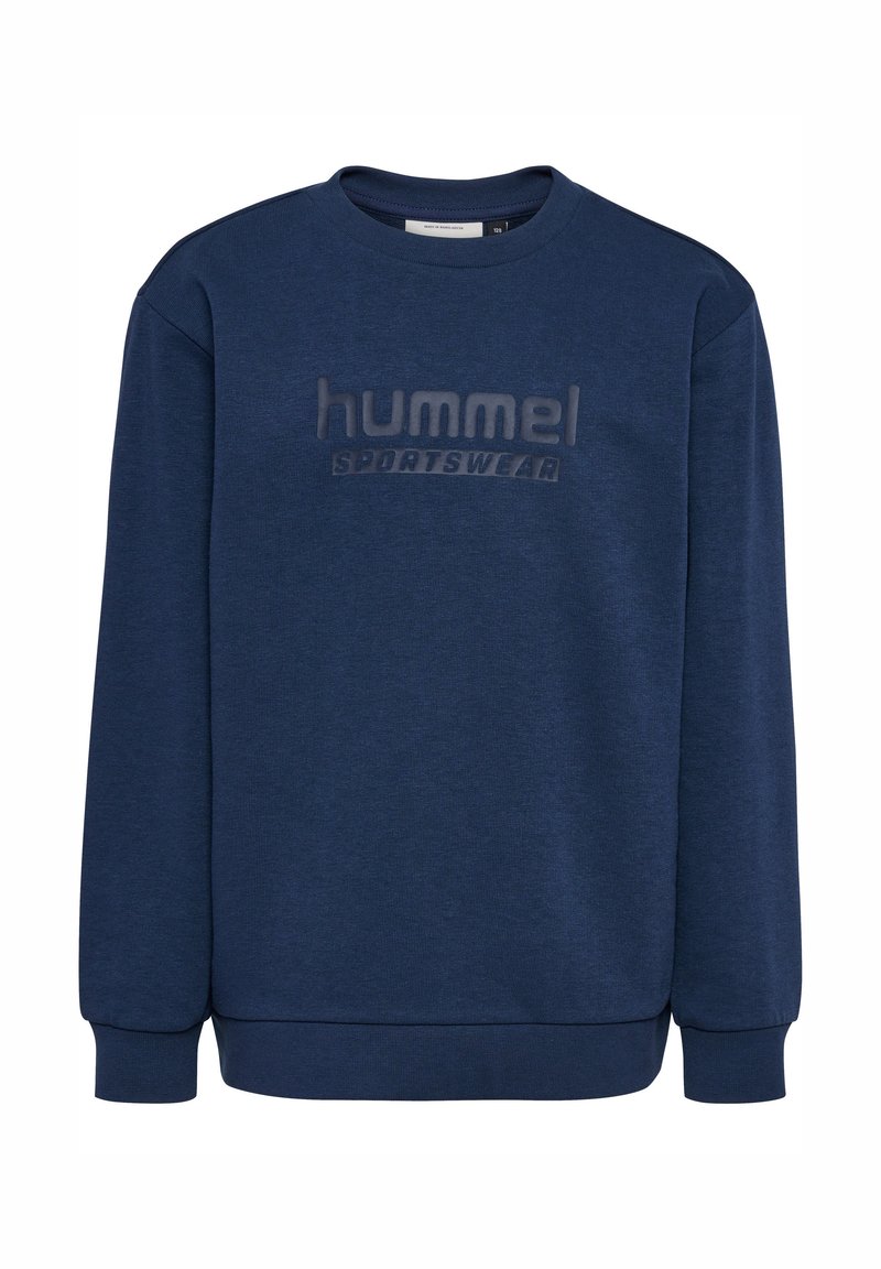 Felpa blu navy realizzata in morbido tessuto, presenta un collo rotondo, maniche lunghe e una scritta in rilievo "hummel SPORTSWEAR" sul davanti.