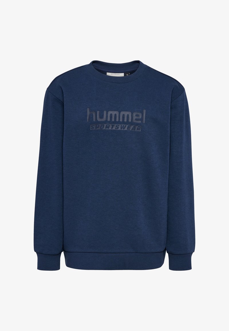 Felpa blu navy realizzata in morbido tessuto, presenta un collo rotondo, maniche lunghe e una scritta in rilievo "hummel SPORTSWEAR" sul davanti.