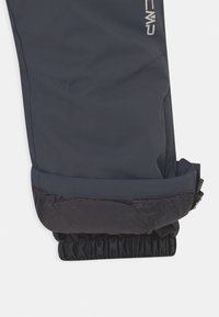 Pantalones de exterior azul marino con un acabado ligeramente texturizado. Puños ajustables con elástico y forro suave negro en contraste en el dobladillo.