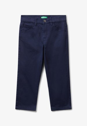 Pantalones de algodón azul marino con una textura suave, corte recto, bolsillos frontales y cierre con botón de metal. Presentan trabillas para el cinturón y costuras cosidas.