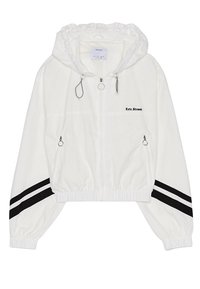 Biała krótka kurtka z kapturem, z czarnymi paskami po bokach, elastycznymi mankietami, zamkiem z przodu oraz małym logo na piersi.