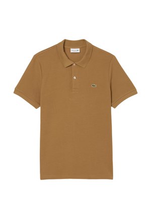 Camisa polo de algodón marrón, de manga corta y con cuello clásico, que presenta un logo bordado de cocodrilo verde en el lado izquierdo del pecho.