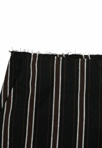 Zwarte stof met verticale strepen in bruin en wit. Randen zijn rafelig en onbewerkt. Het materiaal lijkt textuur te hebben, geschikt voor het maken van kleding.