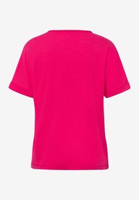 Tričko s krátkým rukávem v jasně růžové barvě, vyrobené z měkké bavlněné látky, s kulatým výstřihem a ohrnutými manžetami. Hladký povrch, bez vzorů.