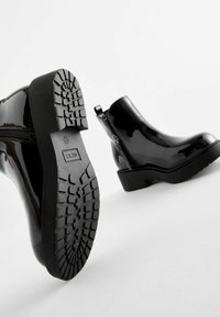 Next CHUNKY CHELSEA WIDE FIT (G) - Klasszikus bokacsizmák - black patent