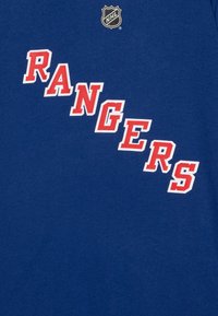Modrá bavlnená tričko s nápisom "RANGERS" v tučných červených písmenách, umiestneným diagonálne, s čiernym logom NHL v hornej časti.