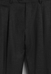 Pantalones gris carbón con un acabado texturizado, que cuentan con un frente liso, dos bolsillos laterales y un cierre de un solo botón en la cintura.