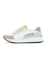 Zapatilla con cuerpo de cuero blanco, punta de ante rosa, detalles en verde y amarillo, y un detalle lateral texturizado en plata. Suela de goma negra.