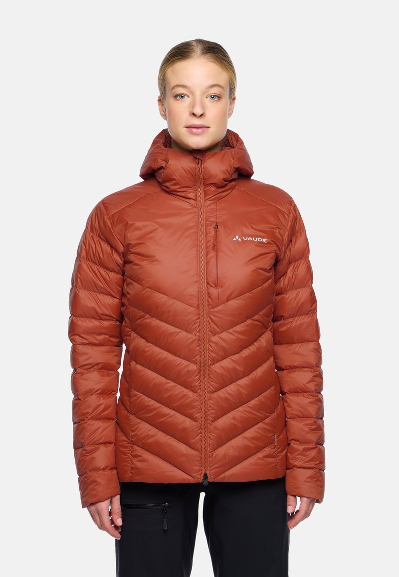 Rote isolierte Jacke mit Kapuze, im Chevrondesign gesteppter Verarbeitung, mit einem Reißverschluss vorne und Logodetail auf der Brust.