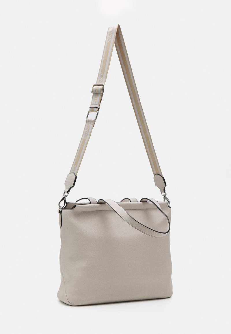 Bolso sintético gris con un acabado texturizado, que presenta una correa larga ajustable con acentos de logo y un diseño estructurado de abertura superior.