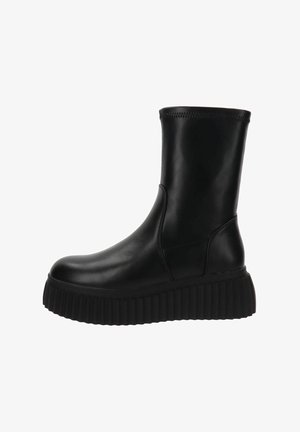 Bottines noires en cuir lisse avec un bout arrondi, un empiècement élastique et une semelle épaisse à rainures pour plus de hauteur et de soutien.