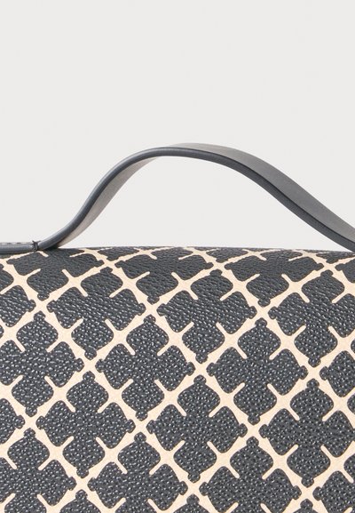 Μαύρη τσάντα με μοτίβο και υφή, με κρεμ φόντο και λείο μαύρο χερούλι. Το σχέδιο περιλαμβάνει γεωμετρικό μοτίβο.