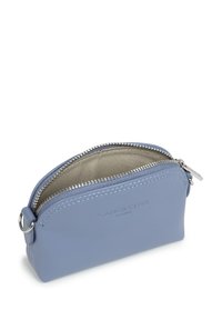 Portafoglio in pelle blu con chiusura a zip, texture liscia e hardware in argento. Presenta un logo impresso sul lato e fodera in tessuto.
