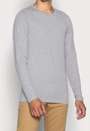 Grå langærmet T-shirt med rund halsudskæring, lavet af blødt stof med en glat tekstur, tætsiddende facon og uden synlige mønstre eller hardware.