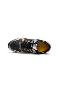 Schwarzer und metallischer Sneaker mit strukturierten Oberflächen und Schnürdesign. Verfügt über eine gelbe Innensohle und eine hellfarbige Sohle mit dezenten Mustern.