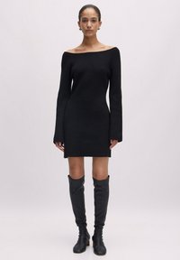 Schwarzes, gestricktes Kleid mit schulterfreien Trägern, langen Ärmeln, tailliertem Schnitt und mittellanger Länge. Glatte Textur und geripptes Muster.