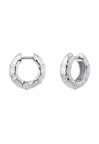 Pendientes de aro de plata con un diseño texturizado e irregular que recuerda a segmentos de bambú; acabado pulido; asegurados con un soporte de poste.