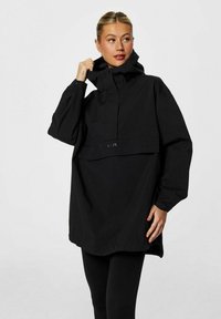 Veste imperméable noire avec un col haut, poche avant et coupe décontractée. Comprend des manches longues et un design minimaliste.