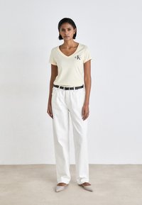 Calvin Klein Jeans MONOLOGO V NECK TEE - Triko s potiskem - vanilla