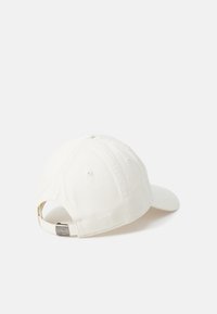 Hvit baseballcaps med buet visir, laget av bomull, med stoffstropp og metallspenne bak for størrelsesjustering.