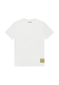 Camiseta blanca de manga corta con cuello redondo, que presenta una etiqueta amarilla en la parte inferior izquierda y un logo impreso en la parte posterior del cuello.