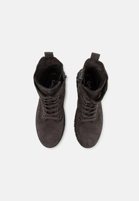 Bocanci de gleznă din suede gri închis, cu vârful rotund, design cu șireturi și fermoar lateral. Talpată din cauciuc cu un profil texturat pentru aderență.