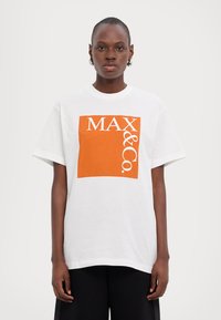 MAX&Co. TEE - T-shirts med print - orange