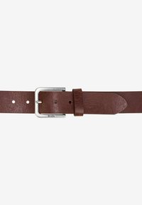 Bruine leren riem met een zilveren rechthoekige gesp, vijf verstelgaatjes en een lus voor het overtollige uiteinde. Getextureerd oppervlak.