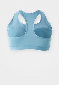 Sujeción deportiva azul, forma ajustada, fabricado en tejido suave, diseño estilo nadador, interior acolchado y costuras en contraste a lo largo de los bordes.