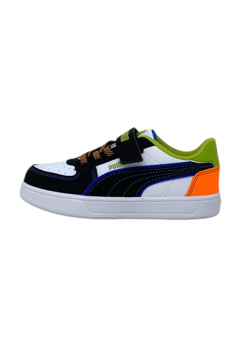 Sneaker bianco e nero con accenti arancioni, verdi e blu, dotato di una linguetta in Velcro, superficie testurizzata e cuciture a contrasto.