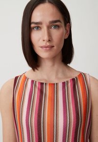 Robe sans manches en tricot avec un col rond, ornée de rayures verticales dans des teintes d'orange, de rose, de marron et de crème. La texture semble côtelée.