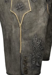 Giaccone in suede grigio scuro con cuciture chiare. Presenta ricami decorativi e bottoni in legno lungo il lato per la chiusura.