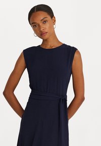 Lauren Ralph Lauren BELTED BUBBLE CREPE DRESS - Dienas kleita - lighthouse navy