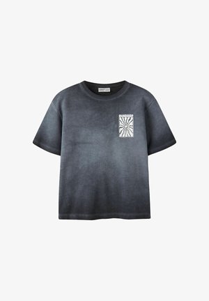 Mørkegrå T-shirt med korte ærmer, hvid grafik og teksten "SUNDROP" på øverste venstre bryst, rund halsudskæring og afslappet pasform.