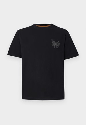 T-shirt de algodão preta com gola redonda, mangas curtas e um logotipo cinza texturizado no lado esquerdo do peito. Tecido suave com um corte regular.