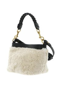 Sac à main en cuir noir avec un corps en fausse peau de mouton crème texturée, doté d'une poignée noire tressée et d'accents métalliques dorés.