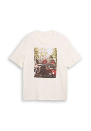 Bela bombažna majica s kratkimi rokavi, ki prikazuje grafični odtis rdečega vozila in šotora. Ima kratke rokave in okrogel izrez. Klasičen sproščen kroj.