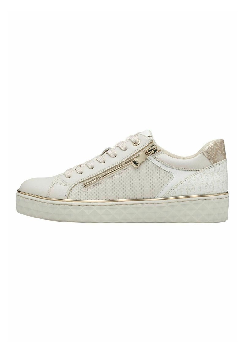 Baskets blanches avec texture perforée et accents métalliques. Comprend une fermeture éclair sur le côté, des détails en relief et une semelle en caoutchouc texturée.