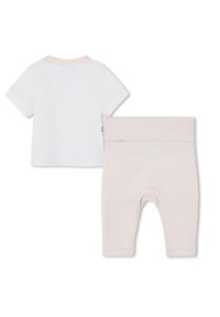 Bavlněný outfit pro batole, který obsahuje bílou košili s krátkým rukávem a růžovým límcem a růžové žebrované kalhoty s elastickým pasem.